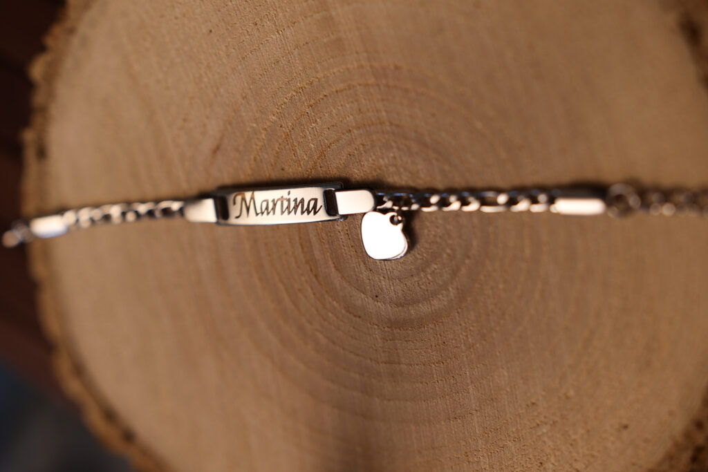 Pulsera infantil personalizada con colgante de corazón
