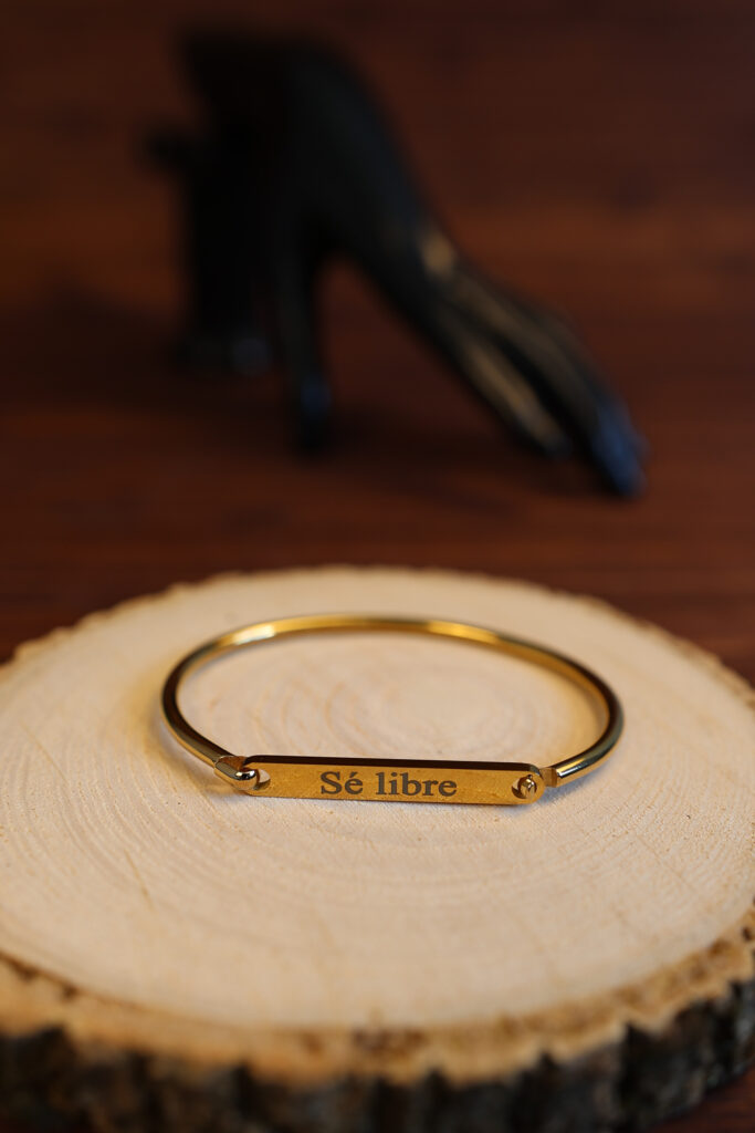Pulsera de mujer personalizada en acabado dorado