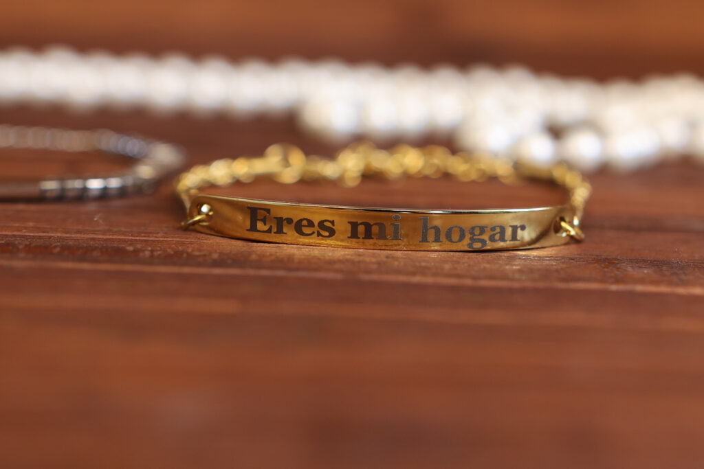 Pulsera de mujer personalizada en acabado dorado