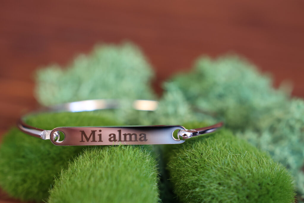 Pulsera de mujer personalizada en acabado plateado