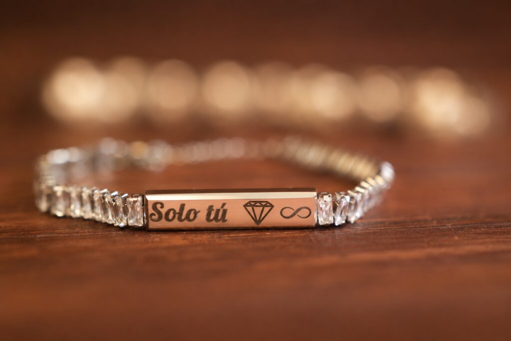 Pulsera de mujer con circonitas y placa personalizable en acabado plateado