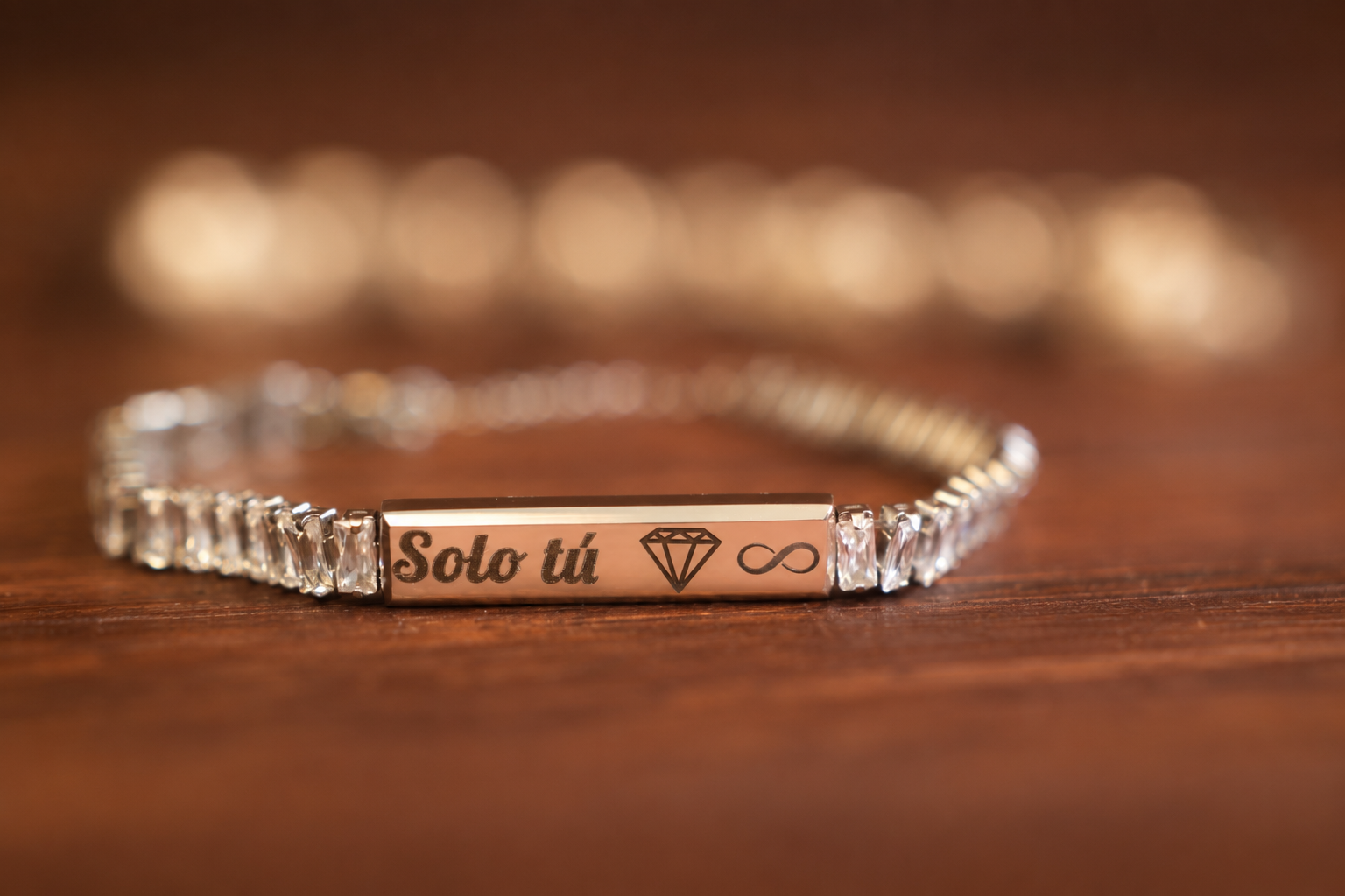 Pulsera de mujer con circonitas y placa personalizable en acabado plateado