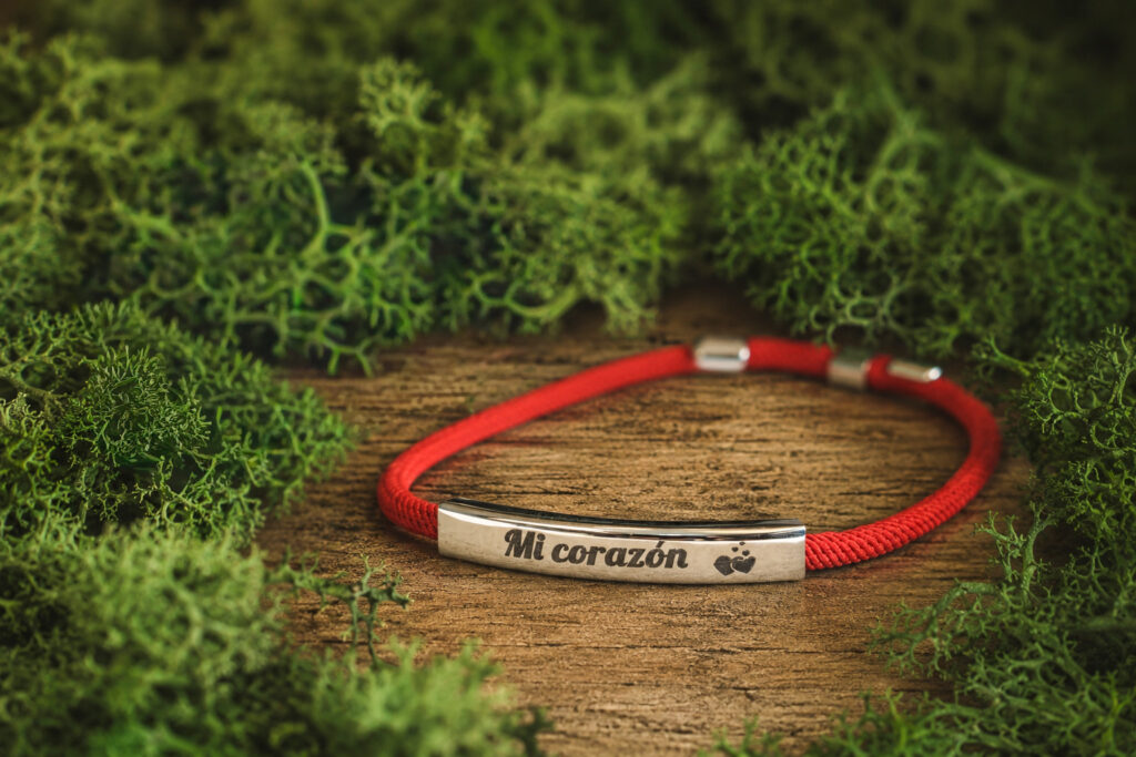 Pulsera de mujer personalizada con cordón rojo