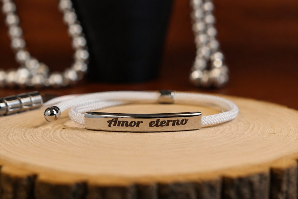 Pulsera de mujer personalizada con cordón blanco