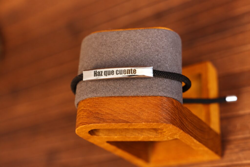 Pulsera de hombre personalizada con cordón negro