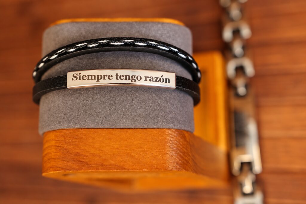 Pulsera de hombre de cuero personalizada con placa plateada
