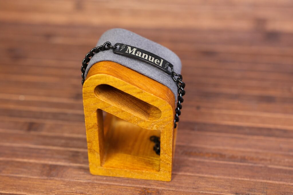 Pulsera de hombre personalizada en acabado negro