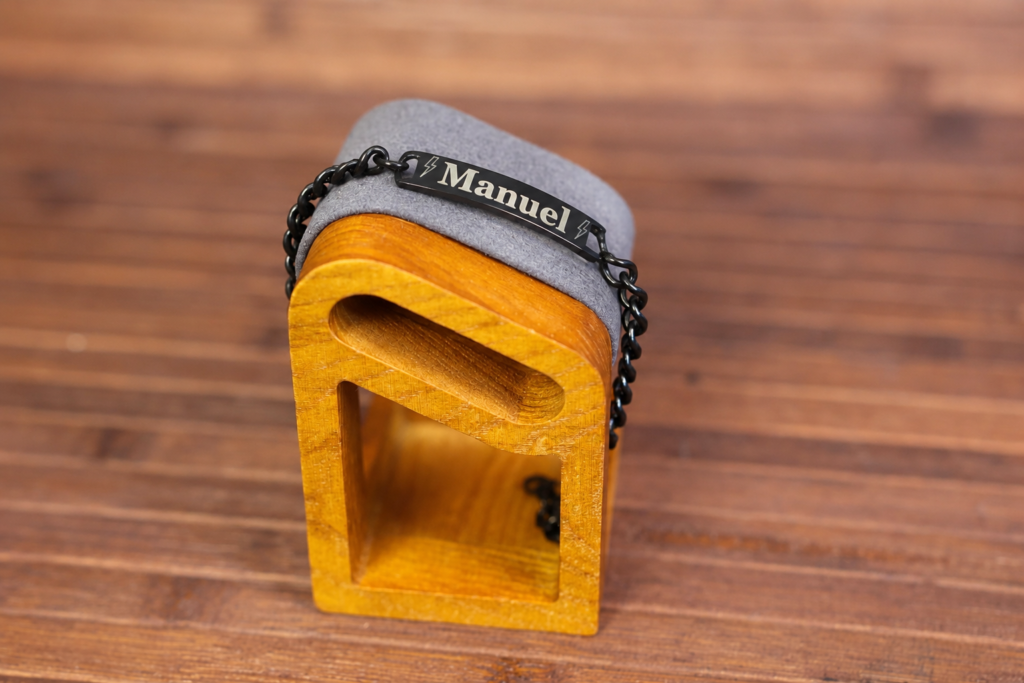 Pulsera de hombre personalizada en acabado negro