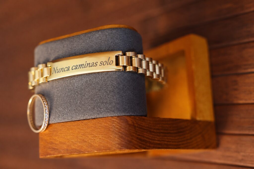 Pulsera de hombre personalizada en acabado dorado