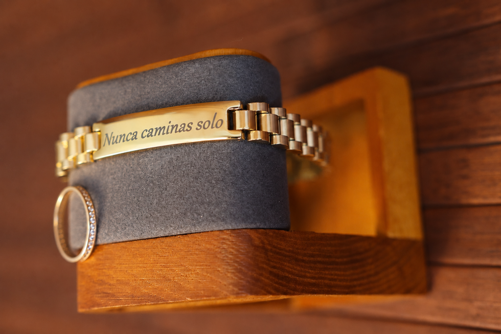 Pulsera de hombre personalizada en acabado dorado