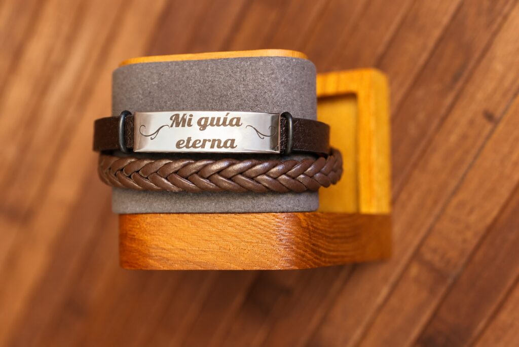Pulsera de hombre de cuero personalizada en color marrón oscuro