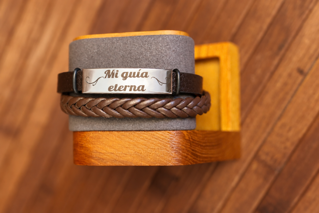 Pulsera de hombre de cuero personalizada en color marrón oscuro