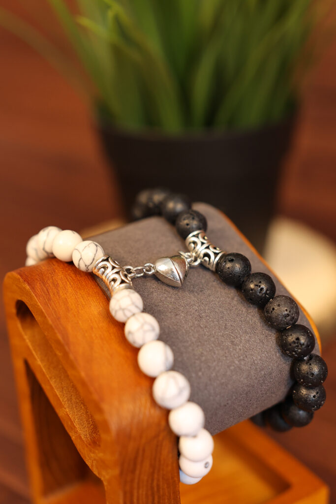 Pulseras para pareja blanco mármol y negro volcánico con corazón magnético