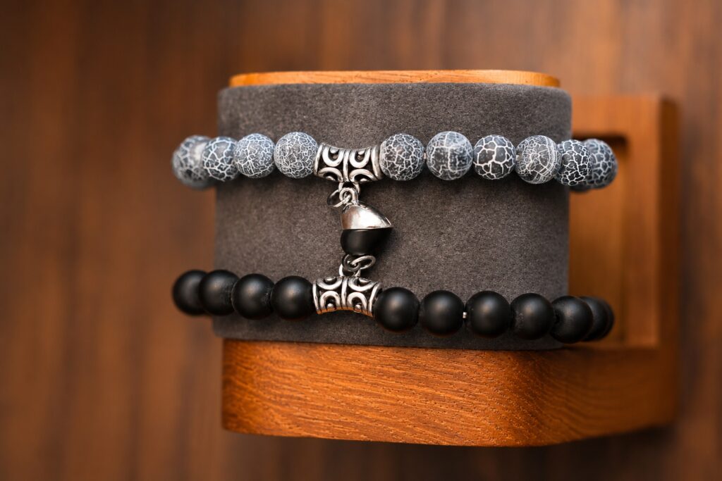 Pulseras para pareja de piedra volcánica negra mate y mármol azul con corazón magnético