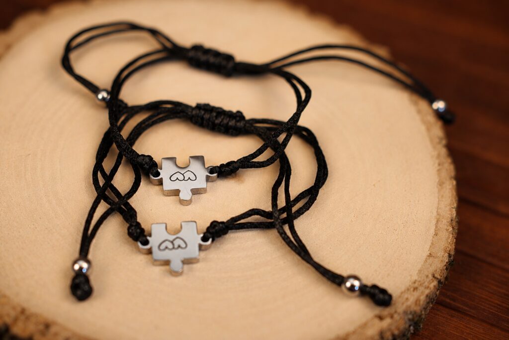 Pulseras para pareja con piezas de rompecabezas en acabado plateado