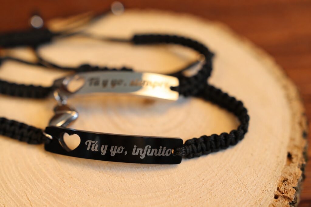 Pulseras para pareja con placas personalizables y corazón magnético