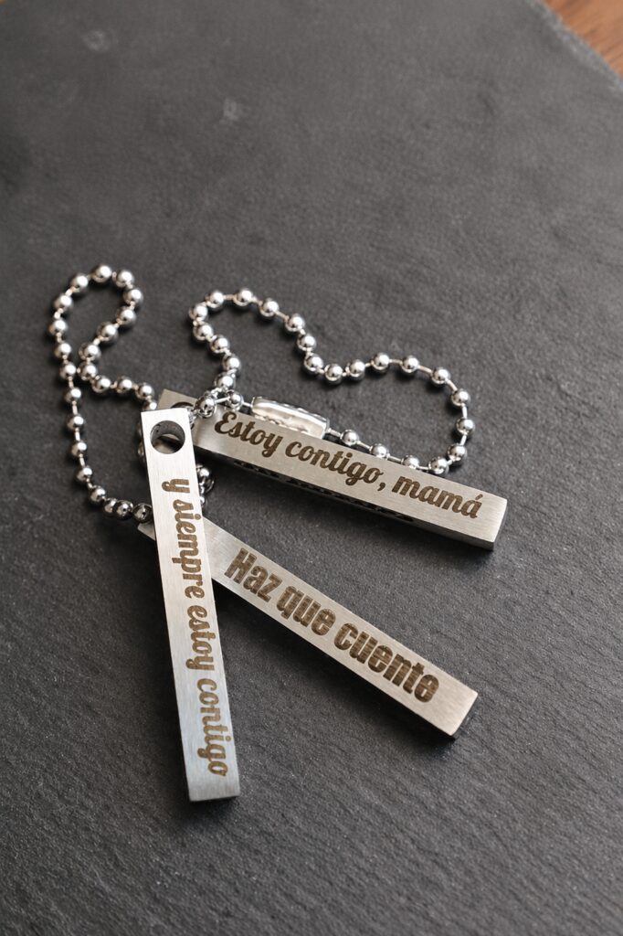 Llavero personalizado en acabado plateado