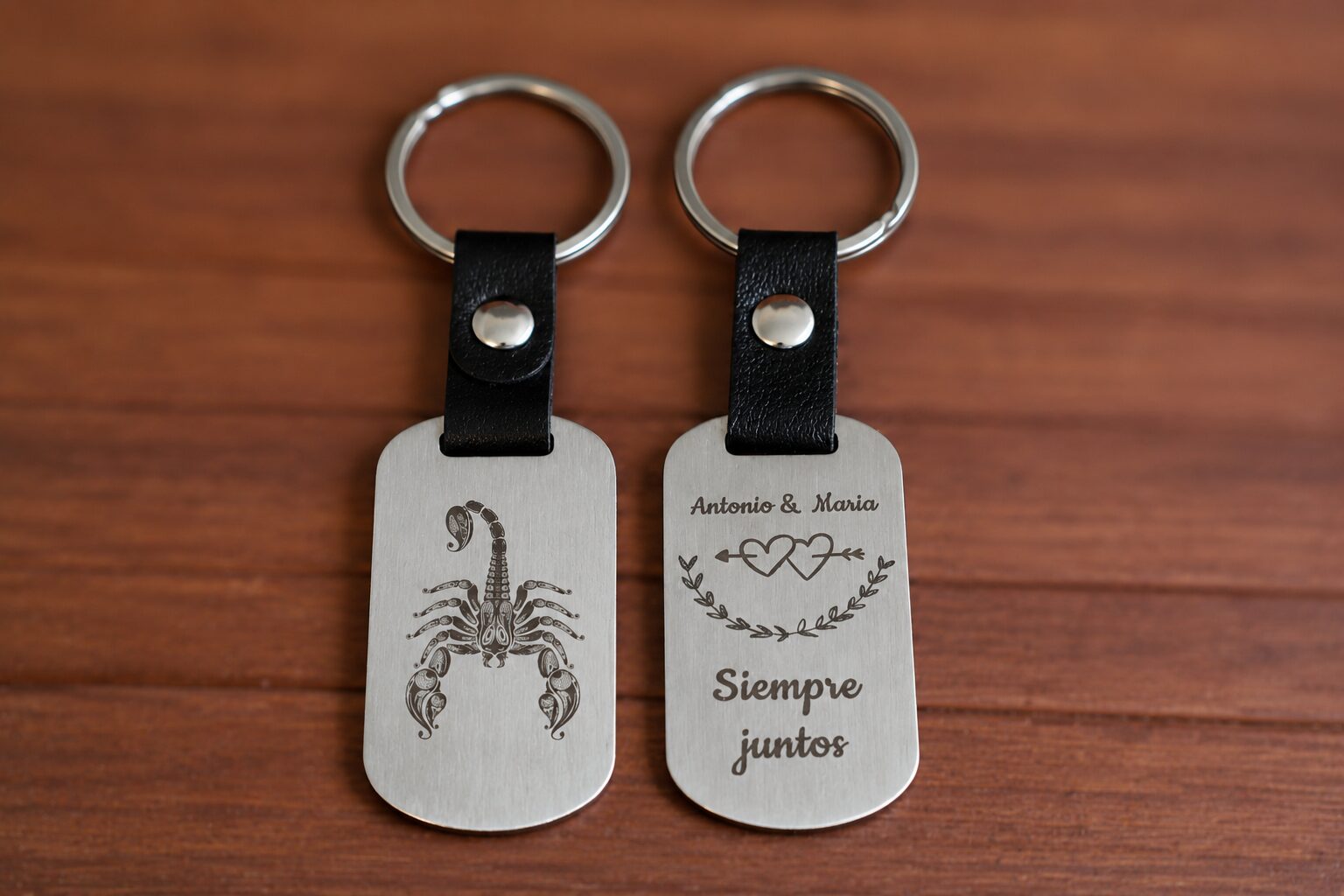 Llavero personalizado con inserto de cuero negro y acabado plateado