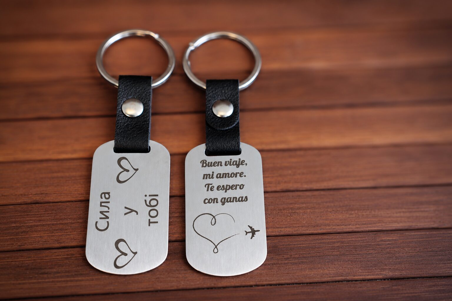 Llavero personalizado con inserto de cuero negro y acabado plateado - Imagen 2