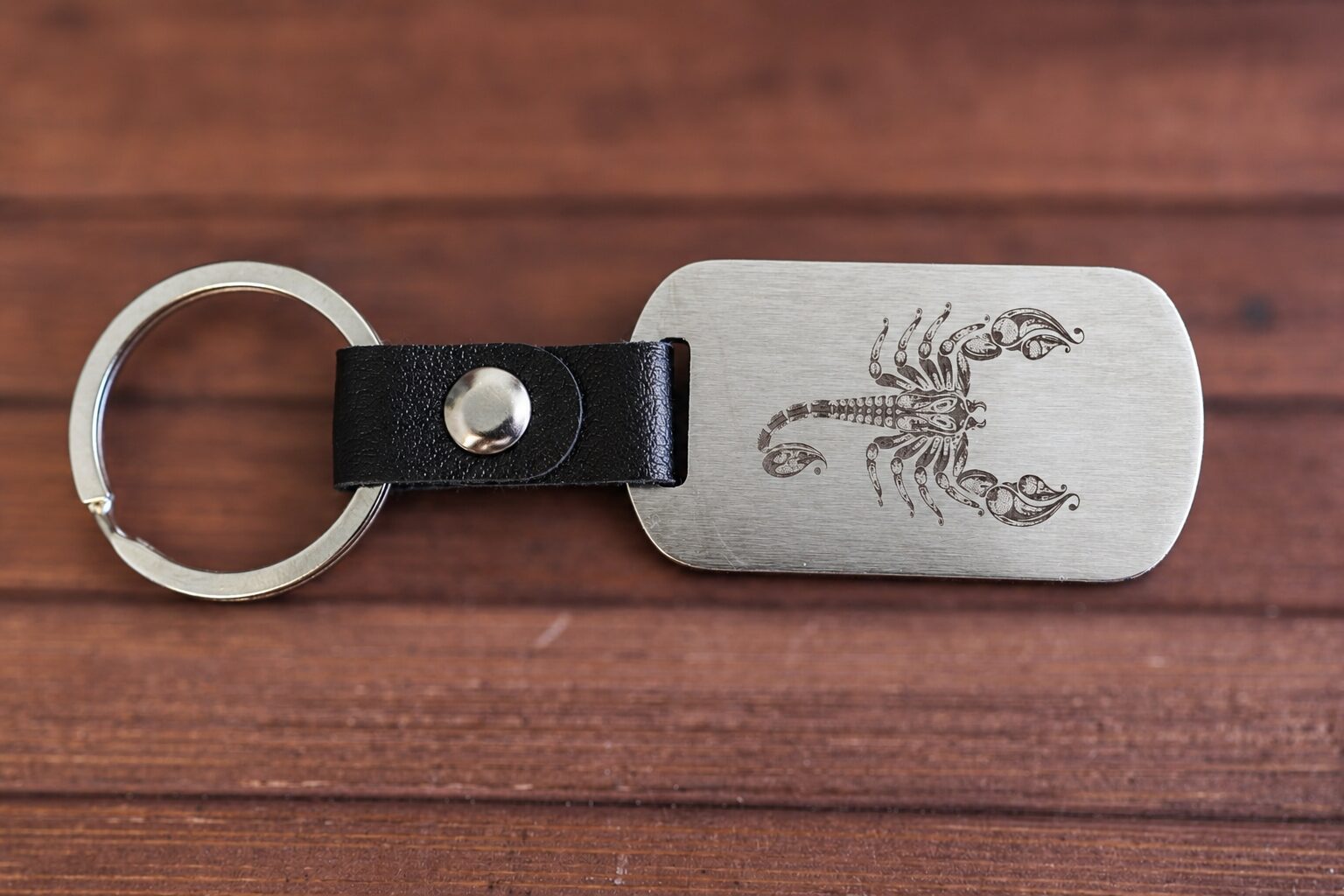 Llavero personalizado con inserto de cuero negro y acabado plateado - Imagen 3