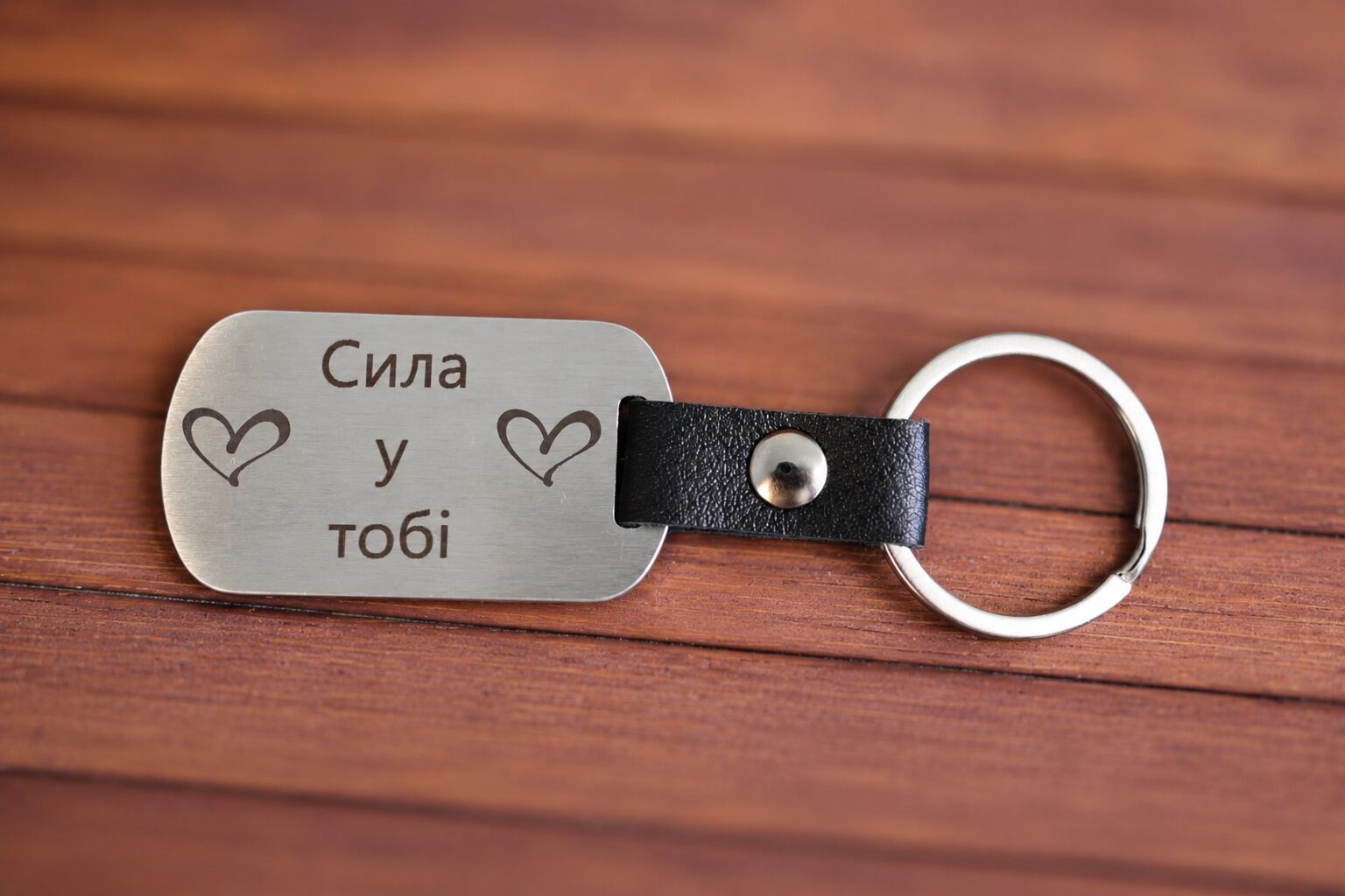 Llavero personalizado con inserto de cuero negro y acabado plateado - Imagen 4