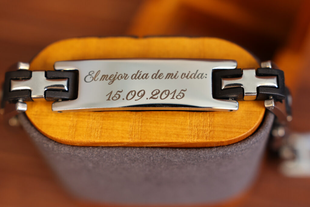 Pulsera premium personalizada para hombre en negro y plateado
