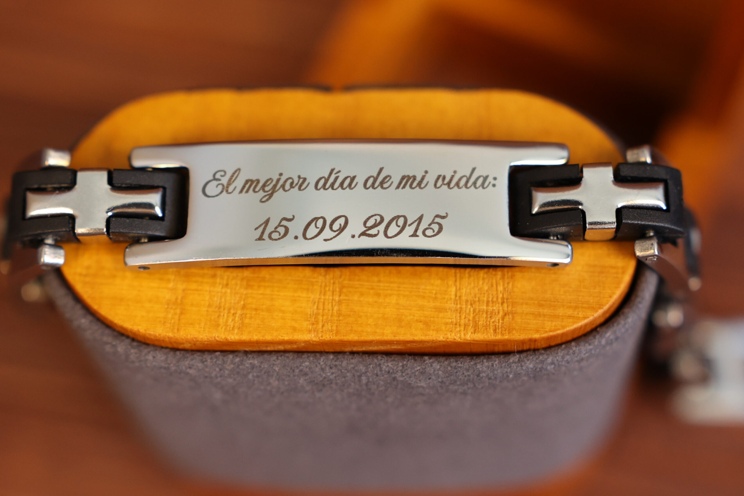 Pulsera premium personalizada para hombre en negro y plateado