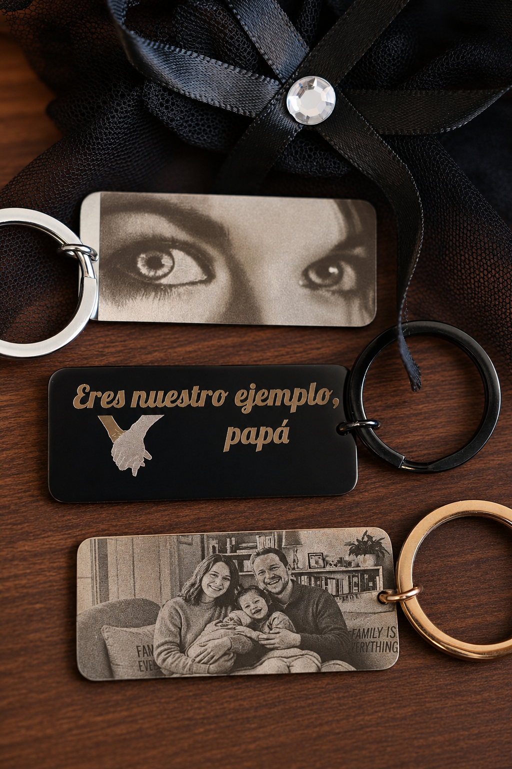 Llavero rectangular de diseño elegante en negro, cobre y plateado