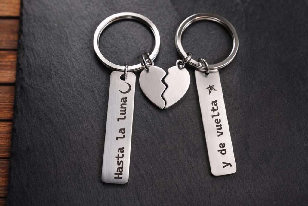 Llaveros personalizados para pareja con colgantes de corazón en acabado plateado