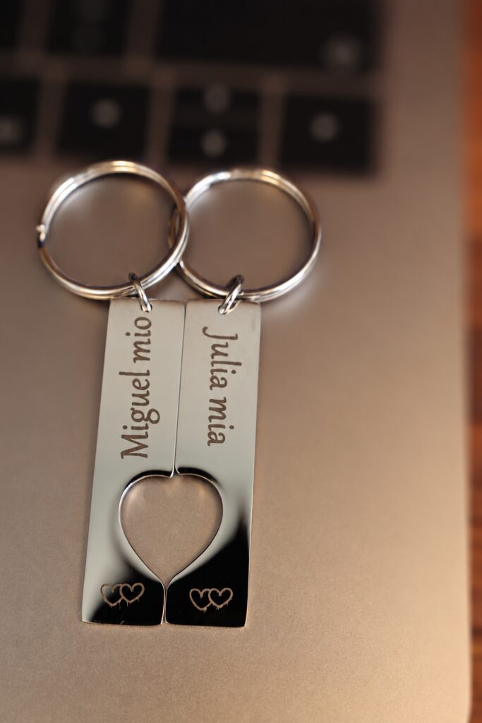 Set de llaveros personalizados para pareja con diseño que forma un corazón al unirse