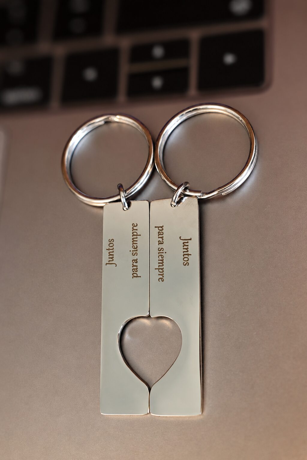 Set de llaveros personalizados para pareja con diseño que forma un corazón al unirse - Imagen 2