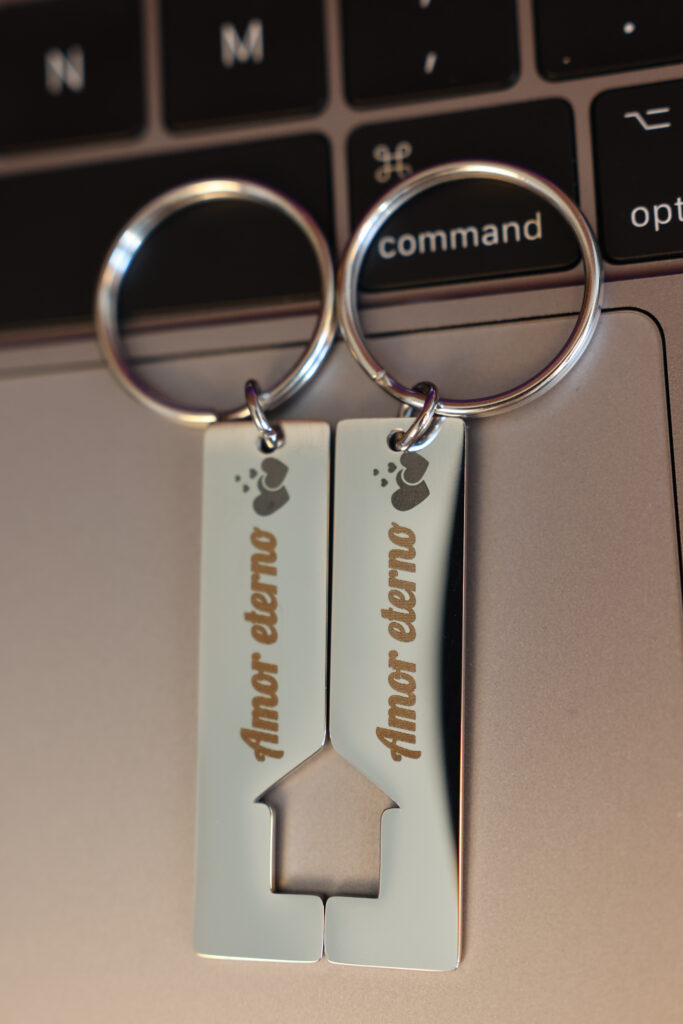 Set de llaveros personalizados para pareja con un diseño que forma una casa al unirse