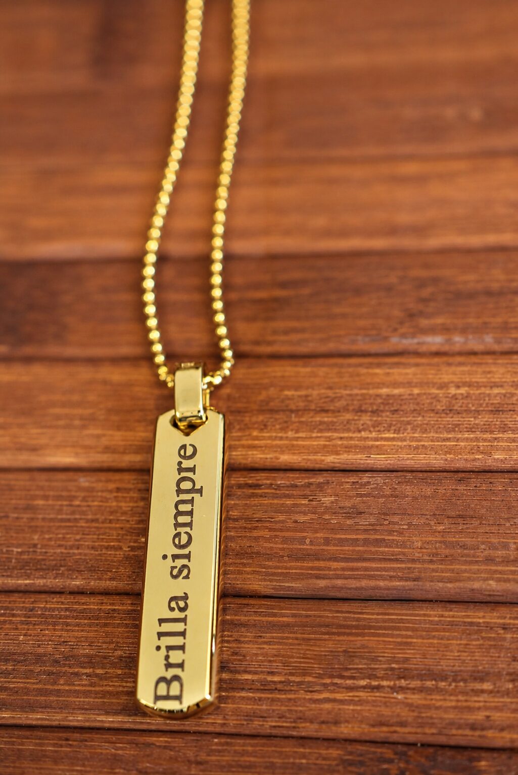 Medallón personalizado premium con cadena de 60 cm en acabado dorado - Imagen 2