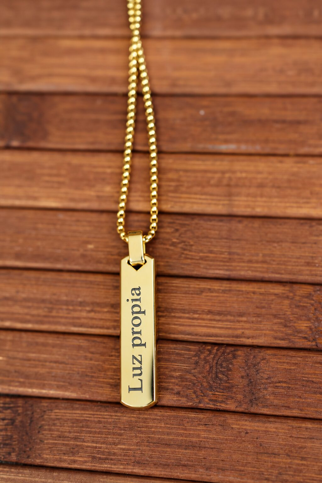 Medallón personalizado premium con cadena de 60 cm en acabado dorado - Imagen 3