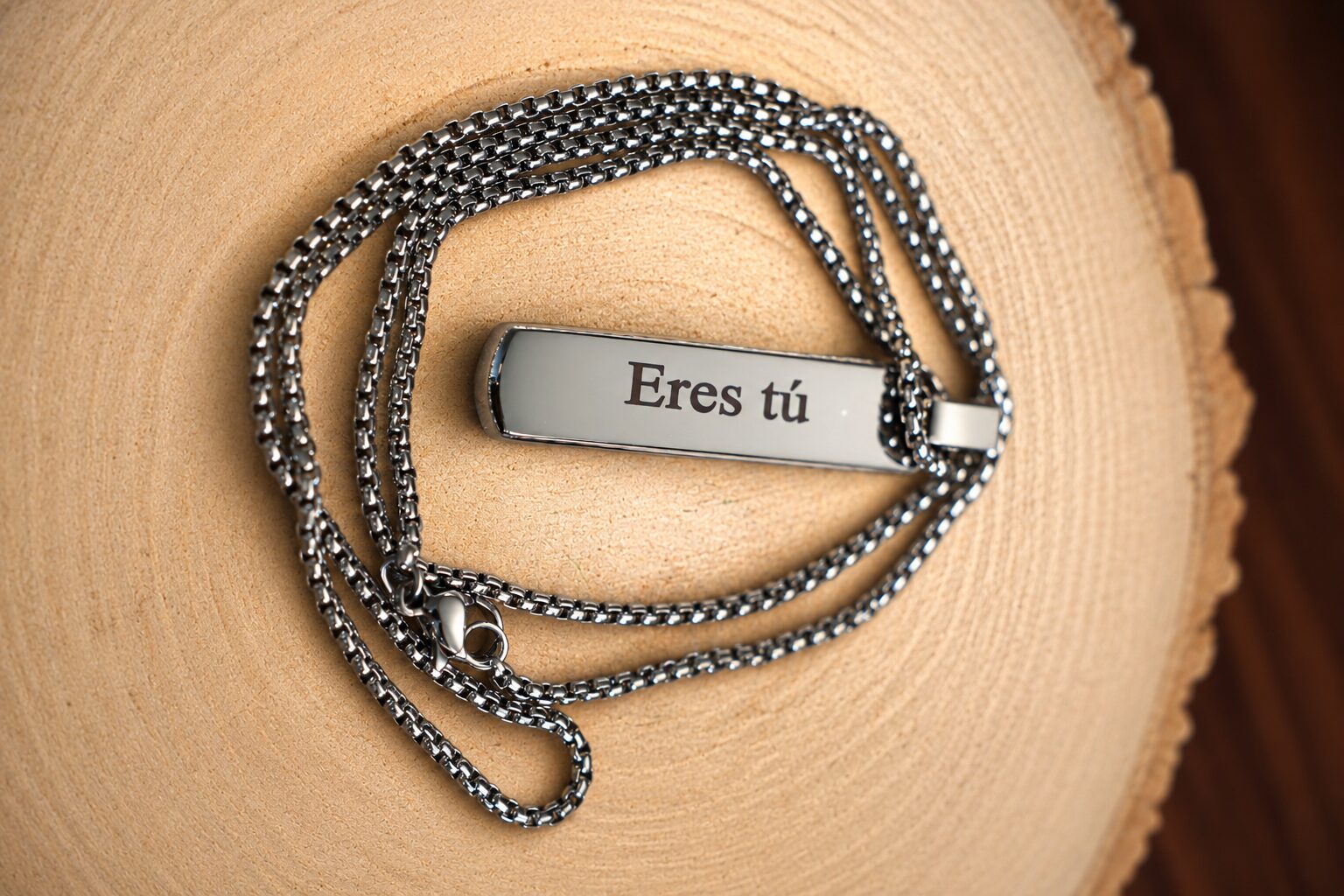 Medallón personalizado premium con cadena de 60 cm en acabado plateado