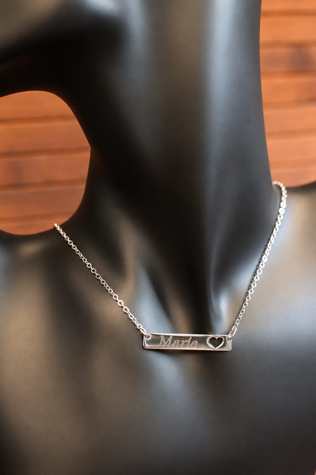 Medallón personalizado con cadena de 45 cm y ventana en forma de corazón en acabado plateado
