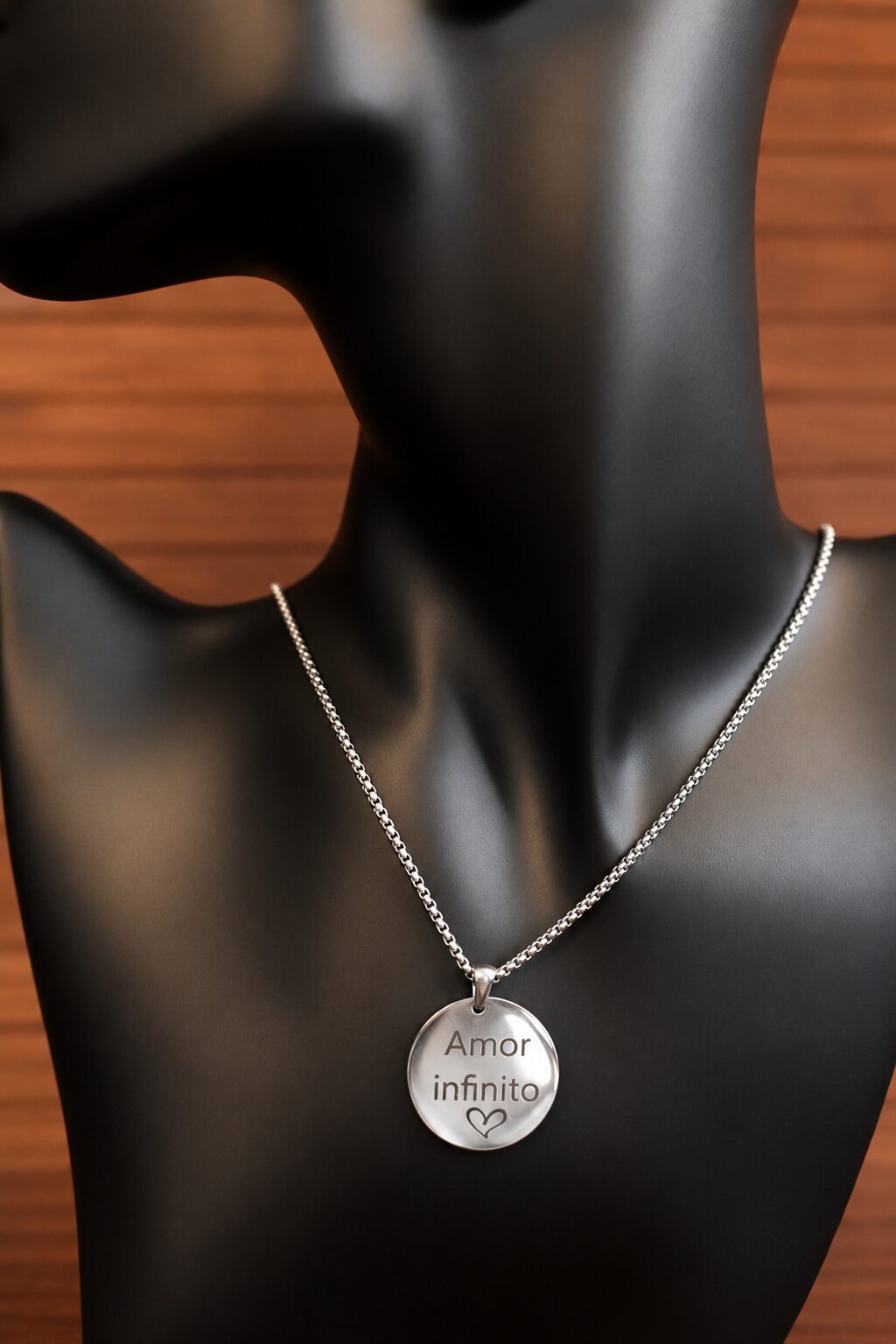 Medallón redondo personalizado con cadena incluida de 45cm. Un diseño elegante y atemporal para grabar los recuerdos más importantes.