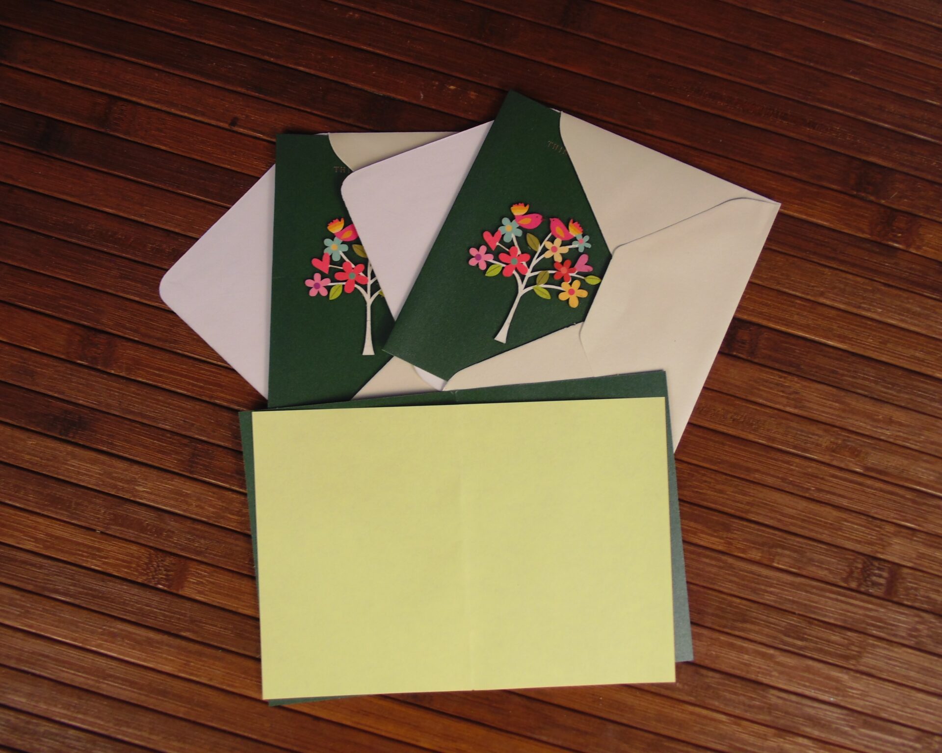 Tarjeta premium de felicitación con sobre y hoja para carta – Verde oscuro