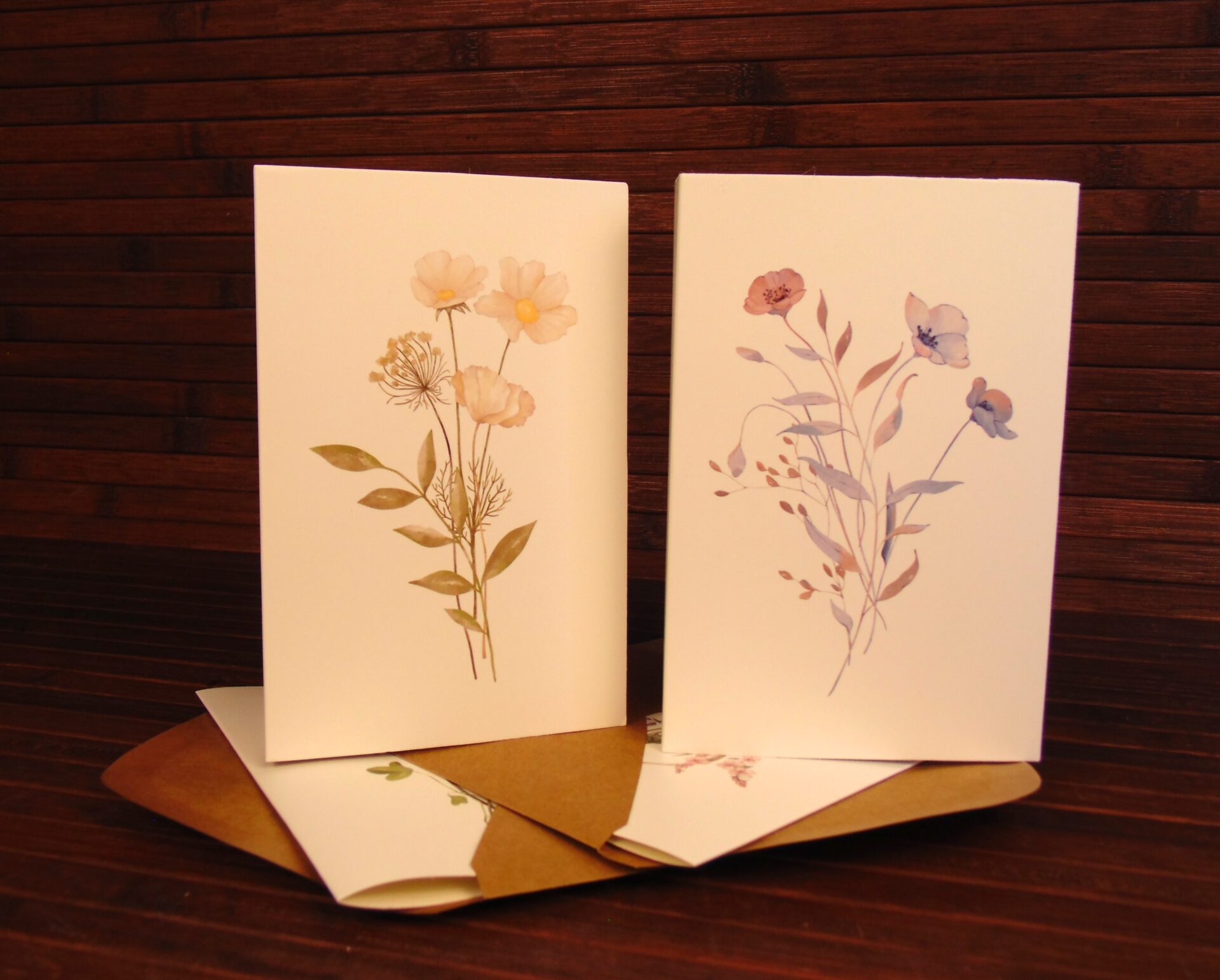 Tarjeta de felicitación floral con sobre