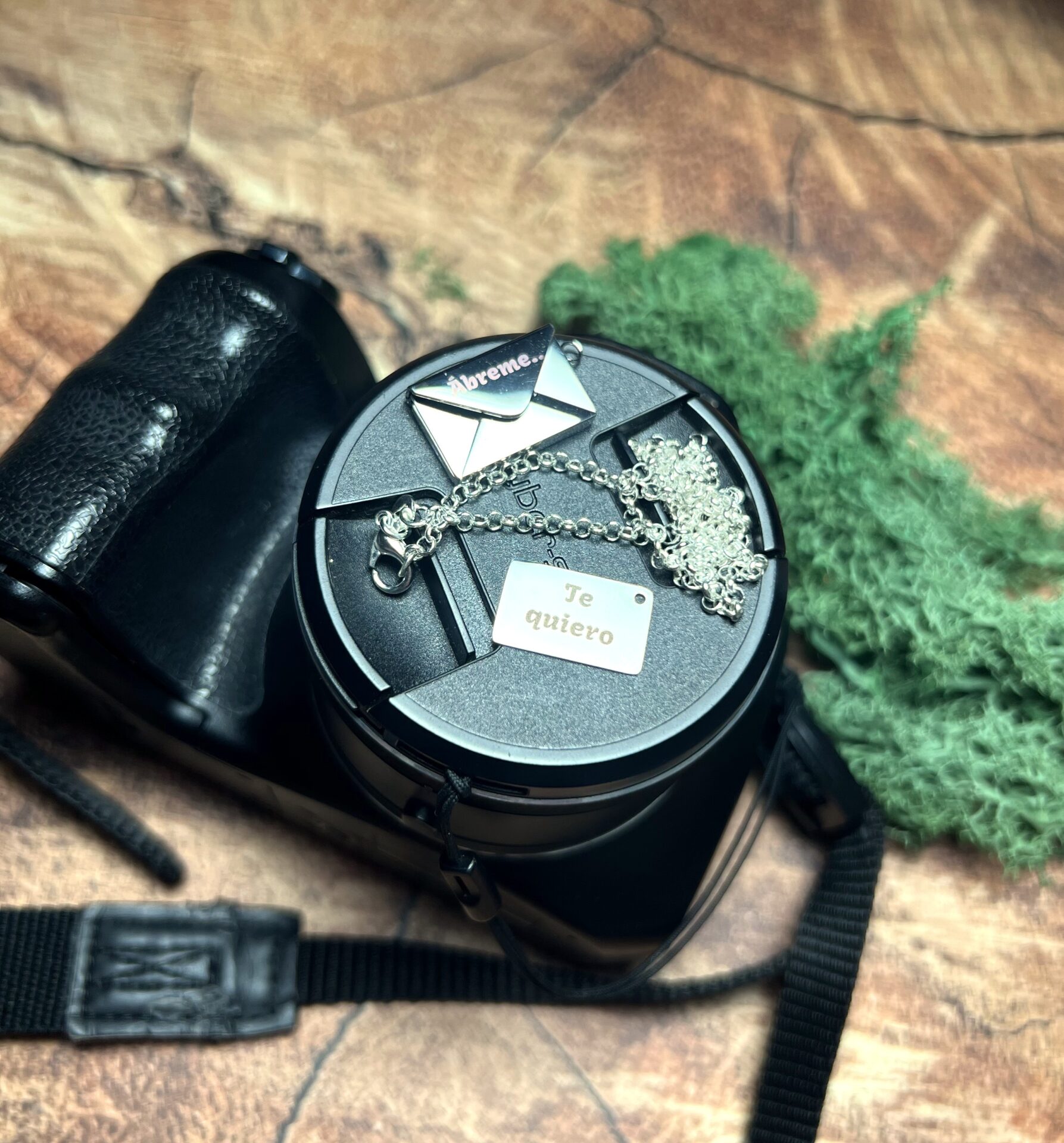 Colgante personalizado en forma de sobre con carta y cadena – Plateado