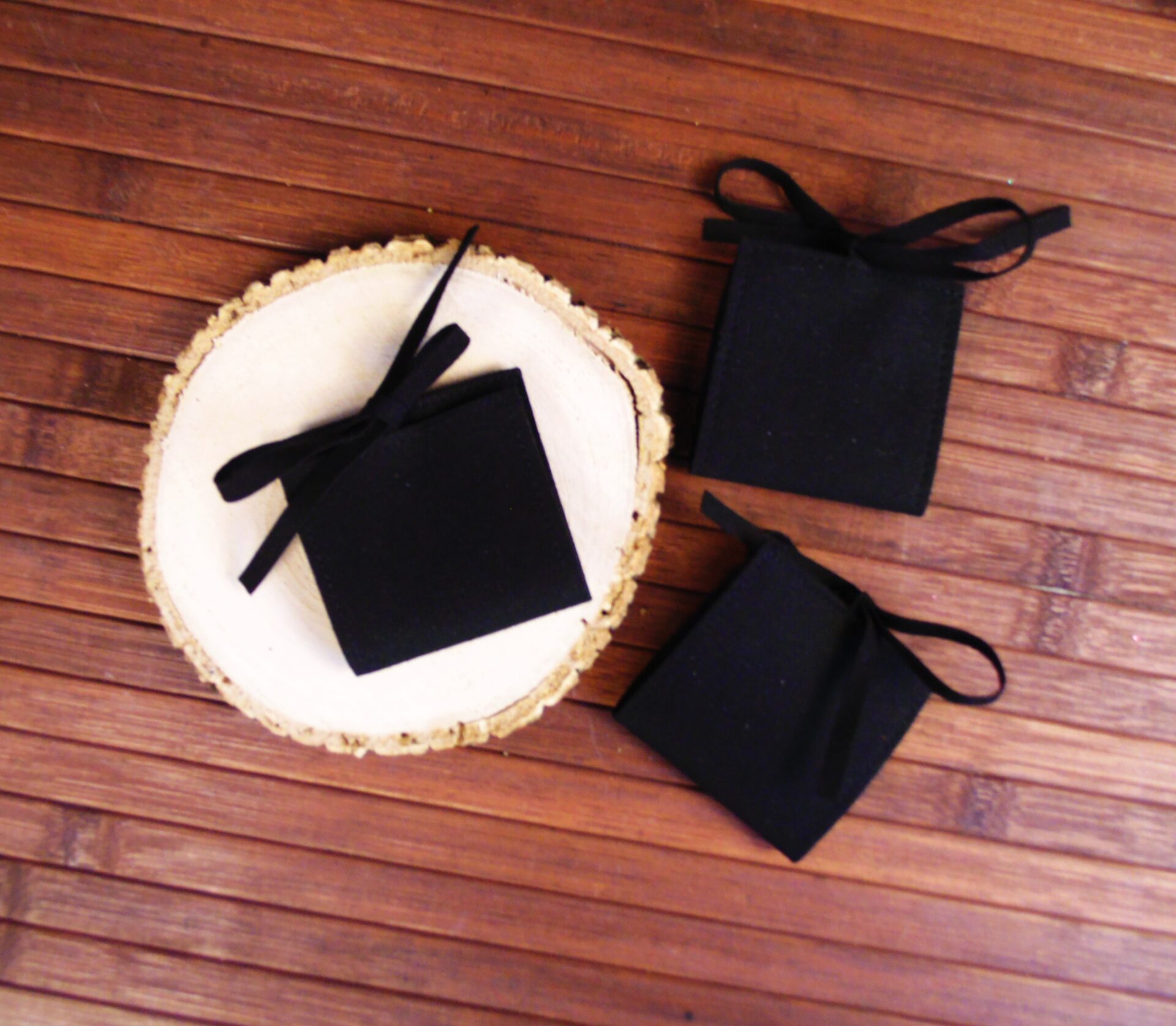 Bolsa de terciopelo negra para joyas y regalos (6 × 6 cm)