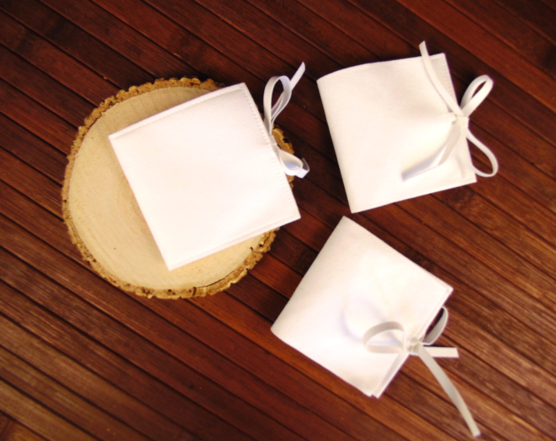 Bolsita de terciopelo blanca para joyería y regalos – 8×8 cm