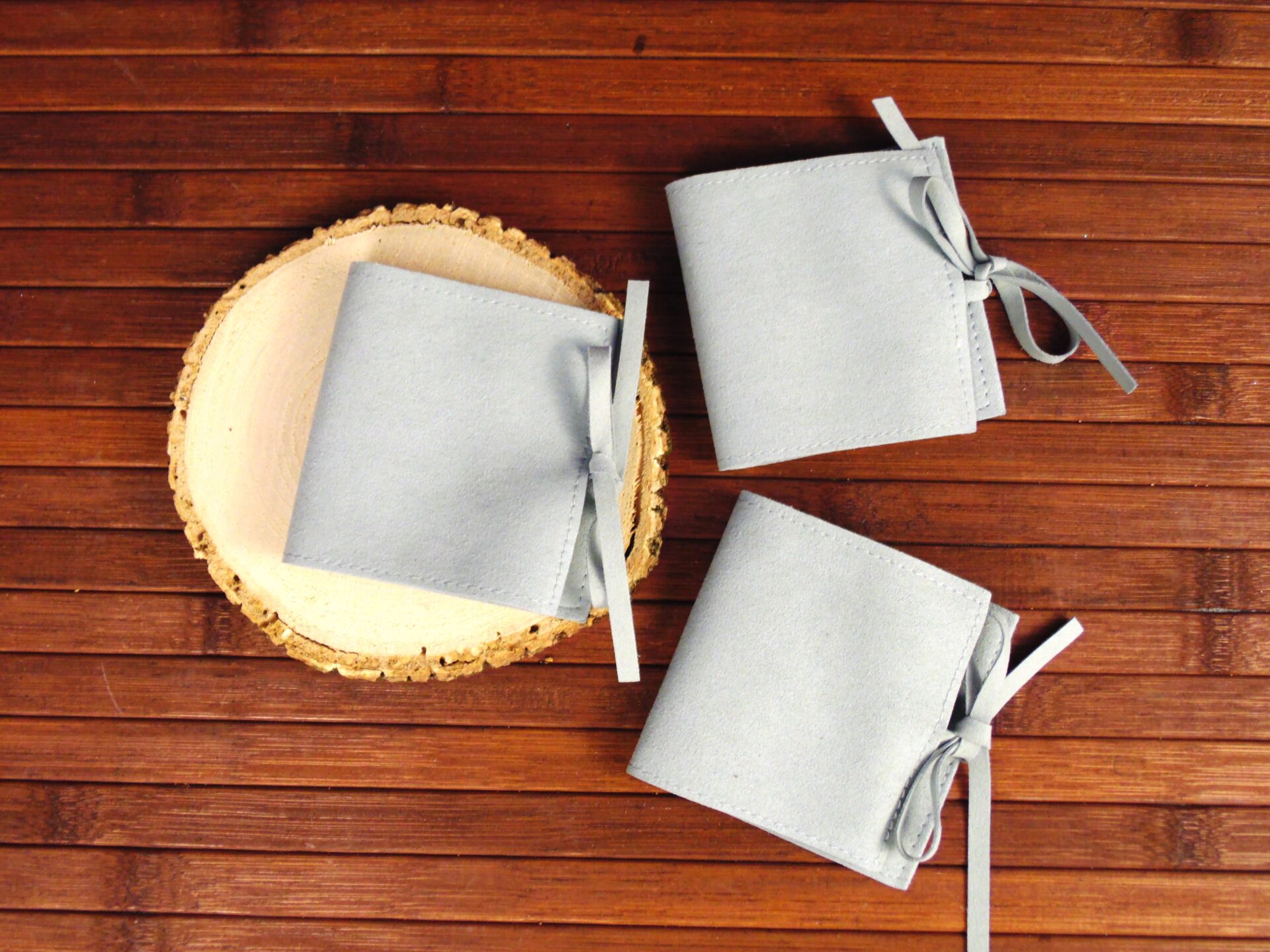Bolsita de terciopelo gris para joyería y regalos – 8×8 cm