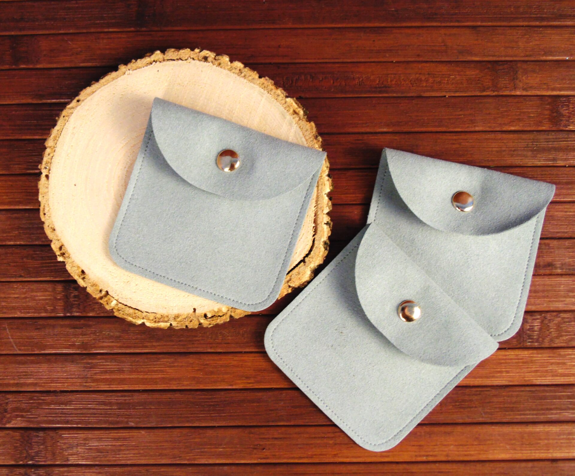Bolsita de terciopelo gris claro con botón para joyería y regalos – 8×8 cm