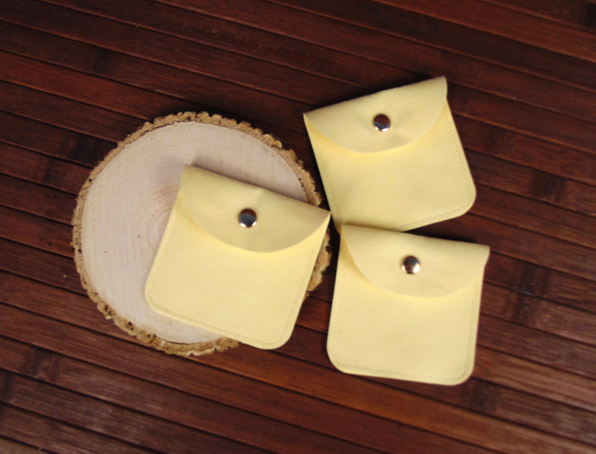 Bolsita de terciopelo amarilla con botón para joyería y regalos – 8×8 cm