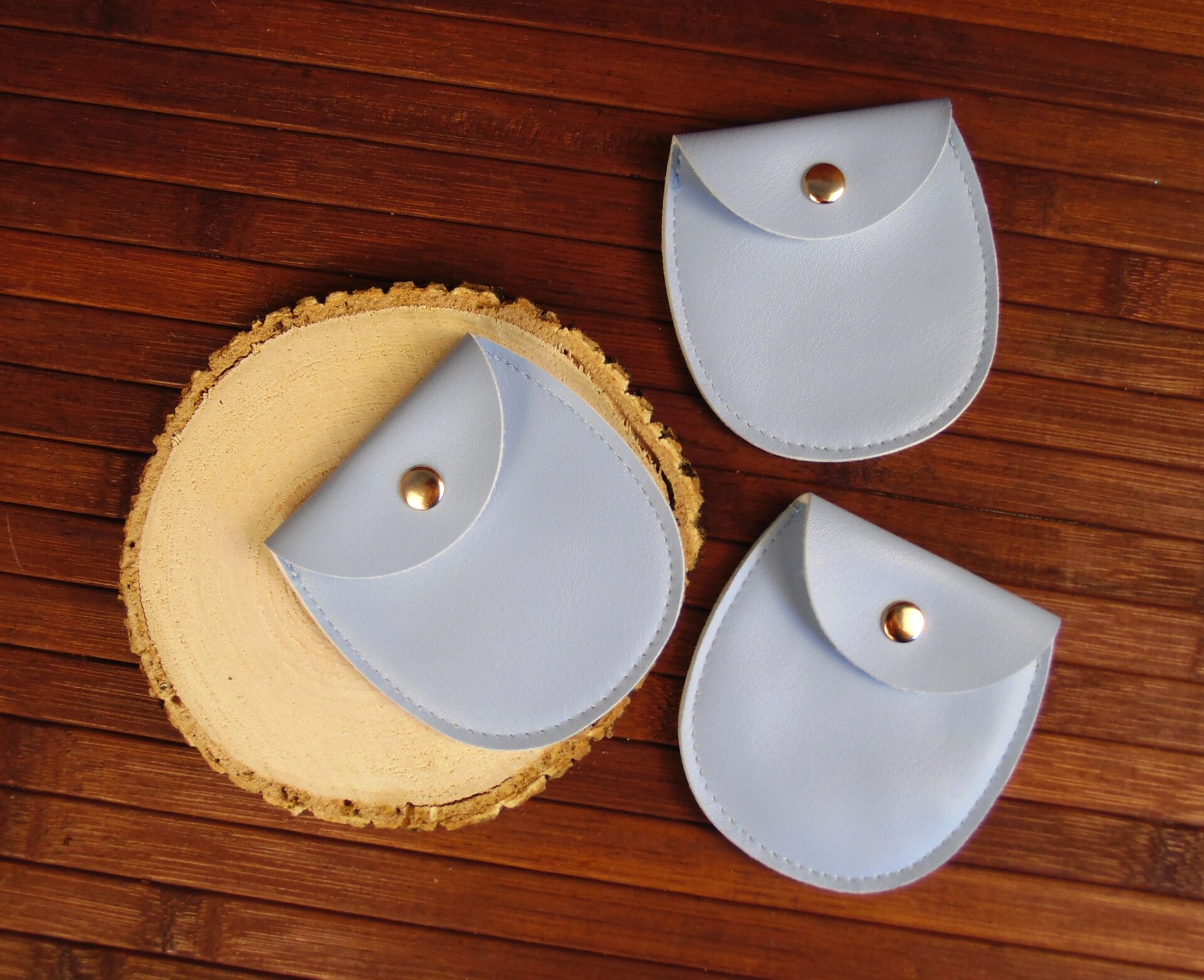 Bolsita azul de piel sintética con botón para joyería y regalos – 8×8,5 cm