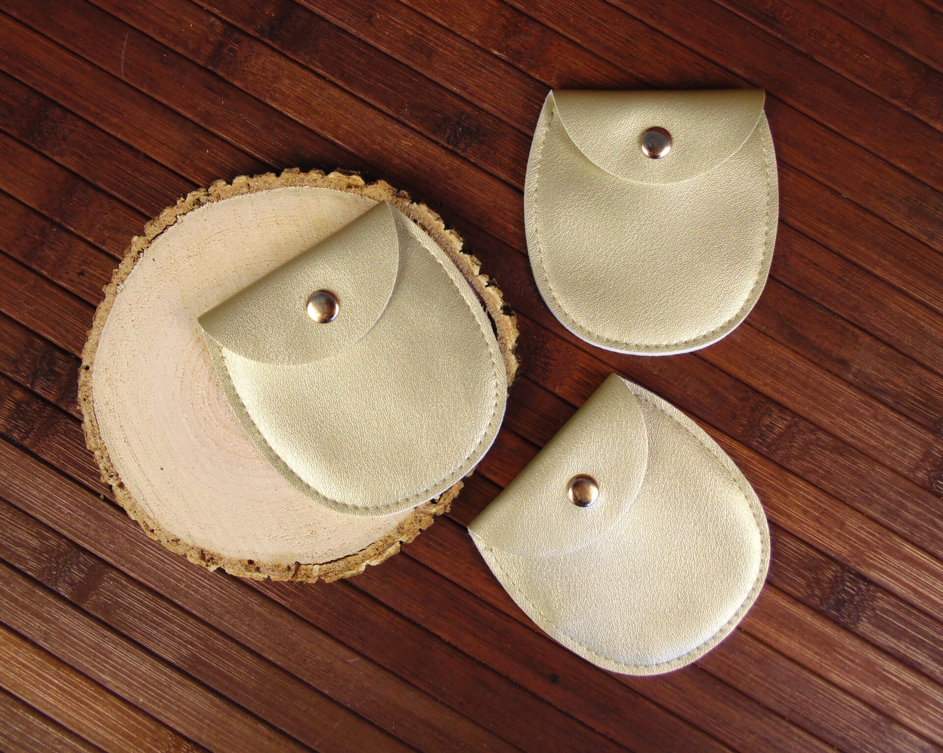 Bolsita dorada de piel sintética con botón para joyería y regalos – 8×8,5 cm