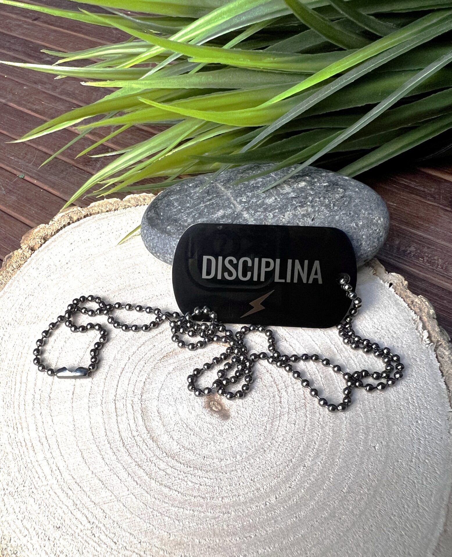 Medallón rectangular negro personalizado de acero inoxidable – 45 × 24 mm